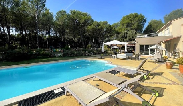 Villa des Pins, beautiful family home, near Aix en Provence, 8 people