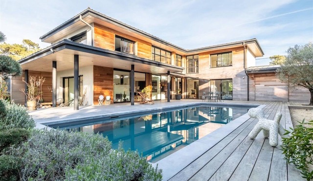 Villa des Pins, design, close to the beach and with pool