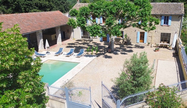 Villa des Sables is a magnificent holiday home for 10 people with a private heated swimming pool in the Vaucluse region of Provence.