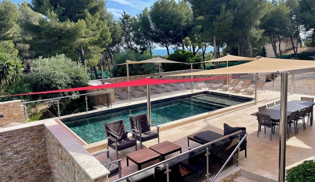 VILLA DESIGN 300M2, HEATED SWIMMING POOL, SEASIDE, 3500M2 OF FENCED GROUND