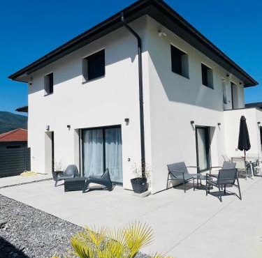 Villa design avec jardin et espaces lumineux