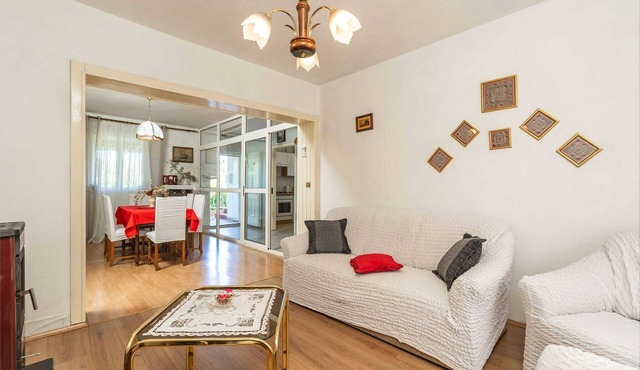 Villa Desin - Three Bedroom Apartment with Terrace and Garden View