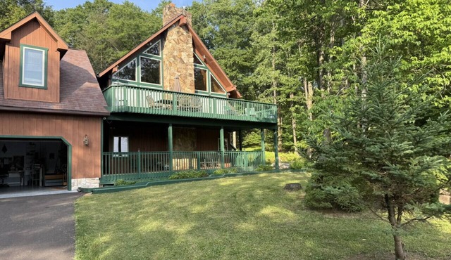 Villa deTuar pet friendly with lake views