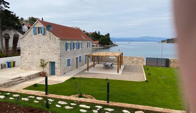 Villa Diocletian* Solta, Premium traditional stone house next to the sea