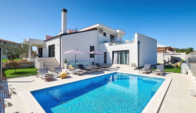 Villa Dolcea - Elegant und stilvoll mit Pool by Interhome