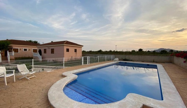 Villa Dolores, un chalet con piscina y barbacoa en la huerta del Segura.