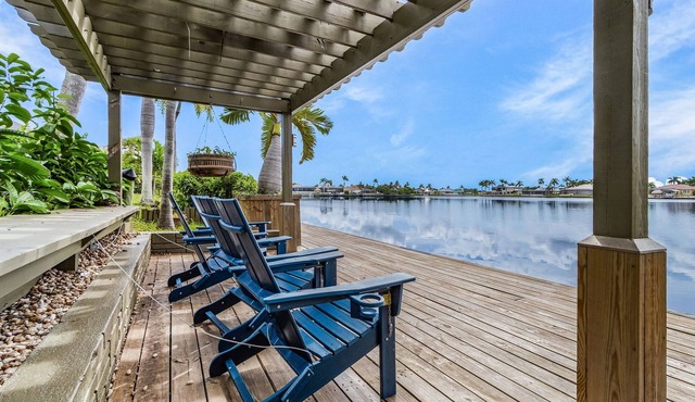 Villa Dolphin – Waterfront at 8-Lakes Area