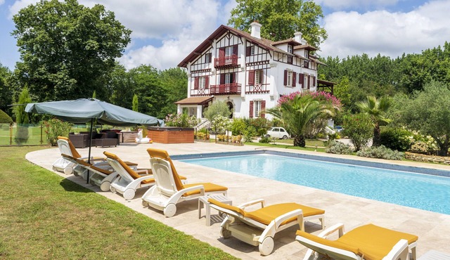 Villa 'Domaine De Bellegarde' with Private Terrace, Private Garden and Wi-Fi