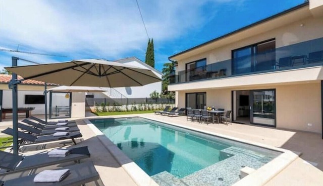 Villa Domenica Medelina 5. City center, heated pool, jacuzzi, sauna