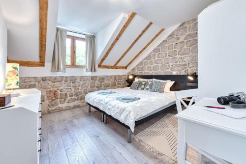 Villa Dovecote with Private Sauna, Jacuzzi & Gym