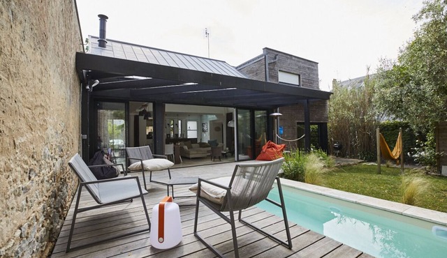 Villa downtown Port with pool, garden, parking, near beaches.