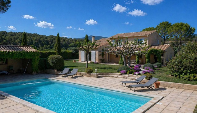 Villa du grand Verger with heated pool - In the heart of the Luberon