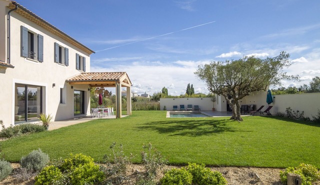 Villa du Relais - Beautiful spacious holiday home within walking distance of Maillane.