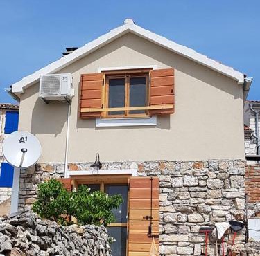 Villa Duboka, Otok Vis