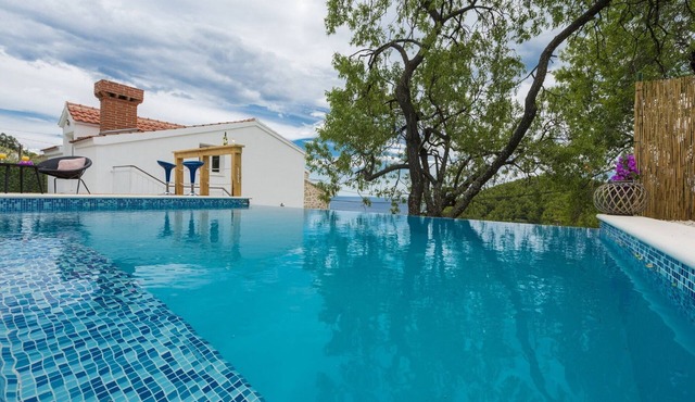 Villa Dundo Pero - Four Bedroom Villa with Swimming Pool and Sea View