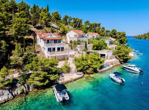 Villa Dupin Oceanfront with boat dock