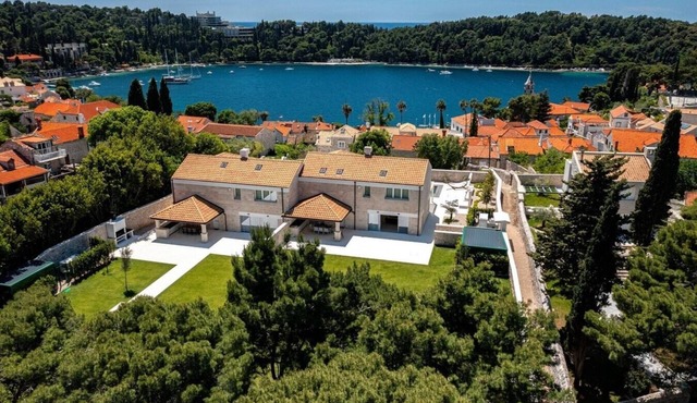 Villa Dusana - Beachfront villa with pool in Dalmatia