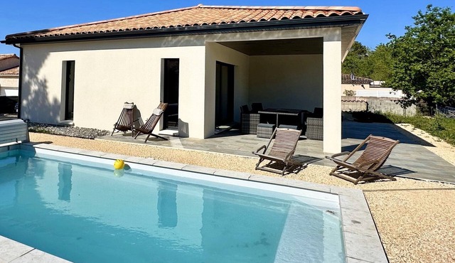 Villa Dyane, air-conditioned house with terrace and swimming pool.