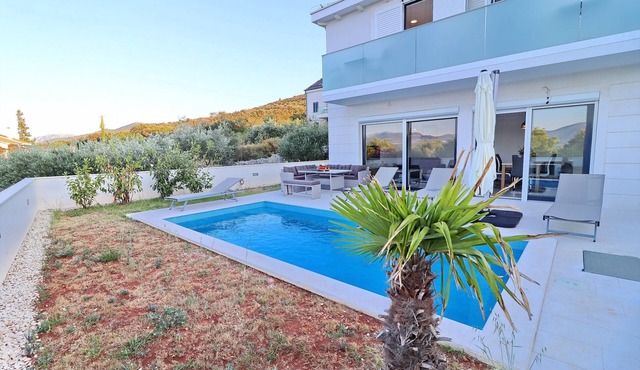 Villa E & D - Four-Bedroom Villa with Pool and Patio - VIlla D