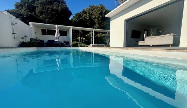 Villa EDEN ROC with swimming pool and jacuzzi