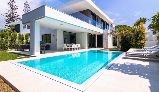 Villa El Greco -Contemporary Beachside villa on Golden Mile!
