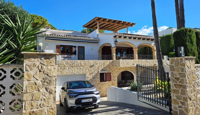 Villa El Portet Beach. 150m. from the beach with beautiful (heated) pool