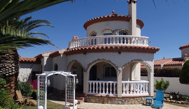 'Villa El Sol' close to the Sea with Pool & Wi-Fi