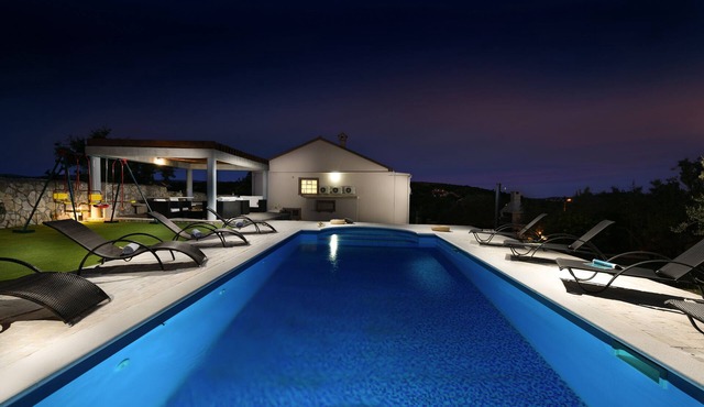 Villa Elder, 4 bedroom, 10 people, private pool, large terrace, barbecue