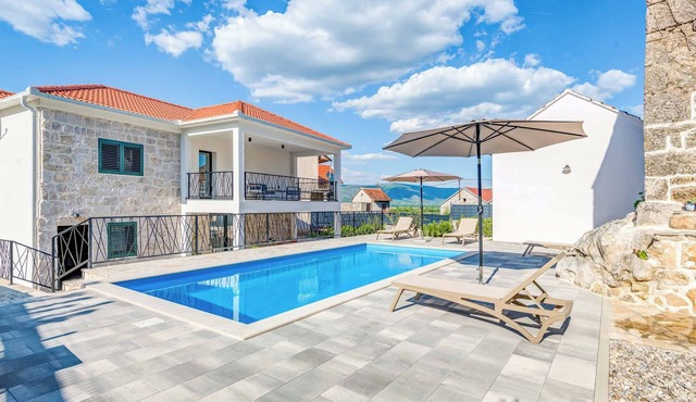 Villa Elegant Stone - Three Bedroom Villa, Sleeps 6