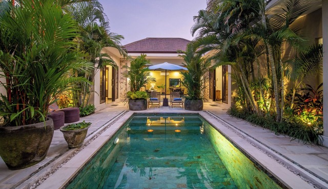 Villa Eleni - shopping, dining, beach - all within 5 minutes walk or ride