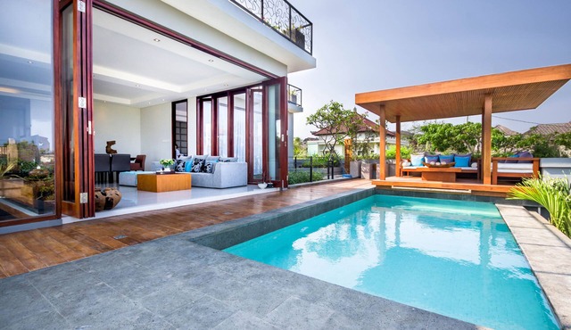 Villa Elmina- Sophisticated 5 Bedrooms Ocean View Villa Bali