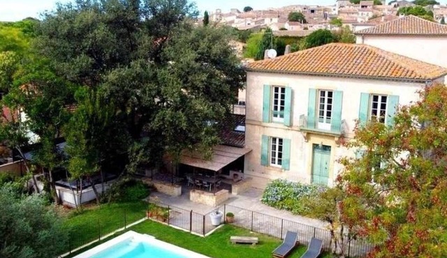 Villa Émilie with swimming pool and wooded park in the heart of the Village