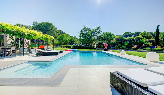 VILLA EMANEA with swimming pool in the heart of Provence Aixoise