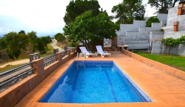 Villa Emma, tranquility, views of the mountains and the castle of hostalric