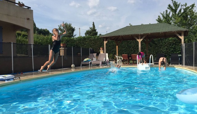 Villa EMMANUELLE Large villa, swimming pool, large fenced garden, fibre internet