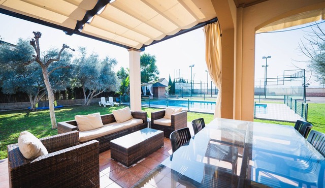 Villa en Montequinto. Casa con Piscina. Pista de Padel
