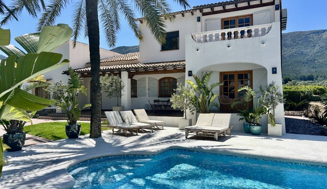 Villa Enri . Boutique Villa & Optional Guesthouse