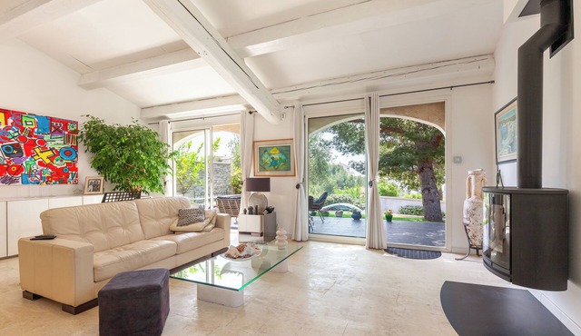 Villa 'Ensues' with Sea View, Wi-Fi and Air Conditioning