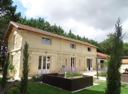 villa entière château Lacroix de Civrac 3 ch, 3 sdb, piscine xxl,sauna, 4 étoiles,7 pers