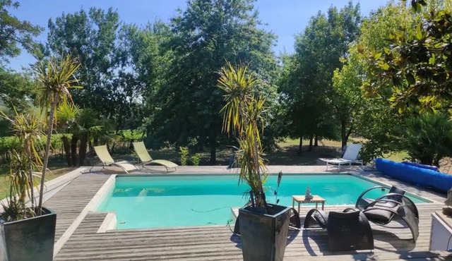 Villa 'Entre Deux Mers' with Private Terrace, Wi-Fi and Air Conditioning