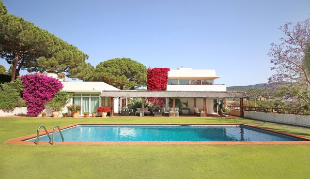Villa Torre Blanca, at the Golf Club, 5' from the beach and 35' from Barcelona