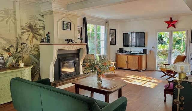 Villa Esterel, for 14 people, located 200 m from the beach