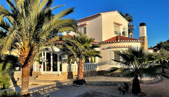Villa Eva, beautiful detached villa with private pool, 500 m to the sandy beach