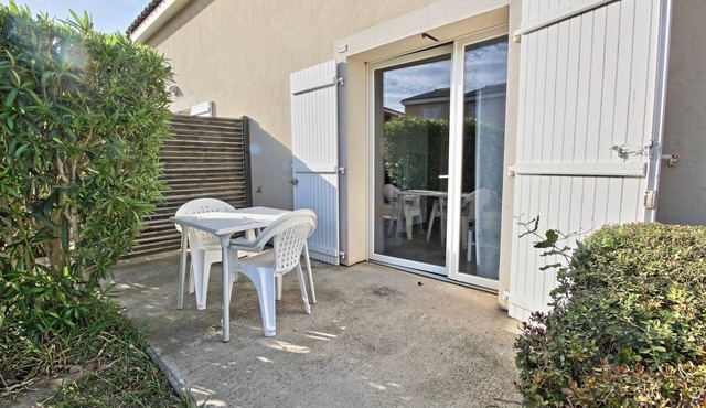 Villa F2 pool and garden