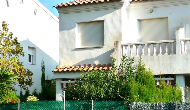 VILLA F4. IN A RESIDENCE WITH SWIMMING POOL, 5 FROM THE BEACH AND CENTER
