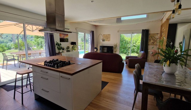 Villa facing south between Cannes and Grasse, quiet and not overlooked - 6 people