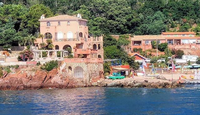 Villa facing the sea with direct access – Secluded Riviera