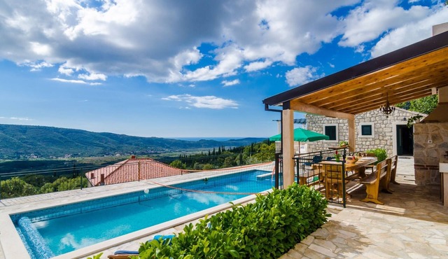 Villa Falcon Rook - Four-Bedroom Villa with Terrace and Swimming Pool