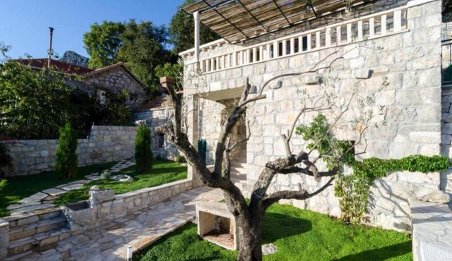 Villa Falcon Rook - Four-Bedroom Villa with Terrace and Swimming Pool