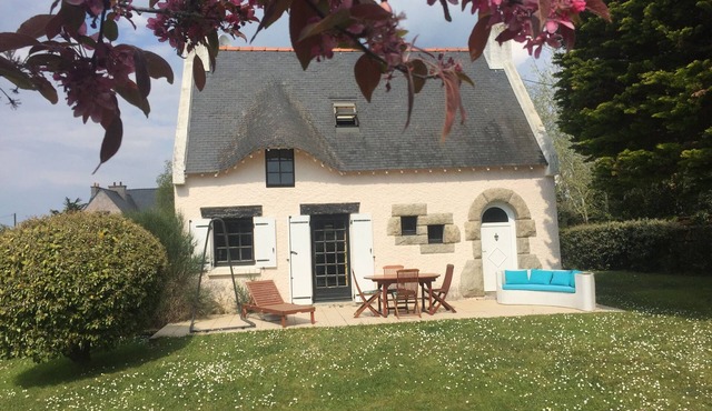 Villa familiale dans grand jardin arboré à 200 m de la plage et proche village.